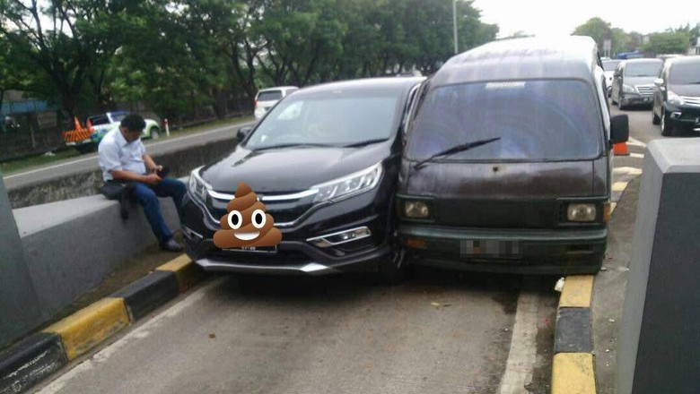 Ini Penyebab 2 Mobil Pepet-pepetan di Pintu Tol Ini Penyebab 2 Mobil Pepet-pepetan di Pintu Tol