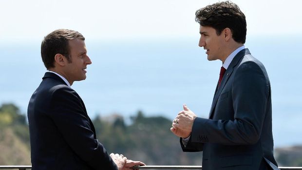 Emmanuel Macron dan Justin Trudeau di sela-sela KTT G7 di Italia