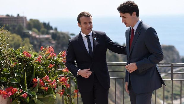 Emmanuel Macron dan Justin Trudeau di sela-sela KTT G7 di Italia