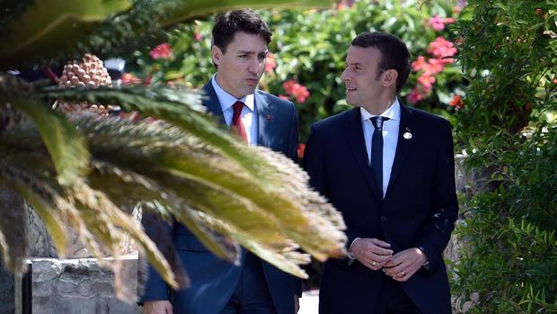 Emmanuel Macron dan Justin Trudeau di sela-sela KTT G7 di Italia