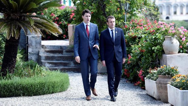 Emmanuel Macron dan Justin Trudeau di sela-sela KTT G7 di Italia