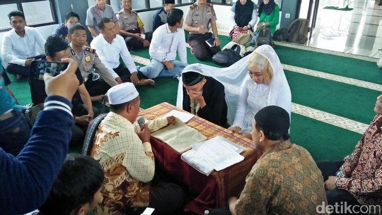 Polisi Nikahkan Kekasih Tersangka Pembuang Bayi di Tangsel Polisi Nikahkan Kekasih Tersangka Pembuang Bayi di Tangsel