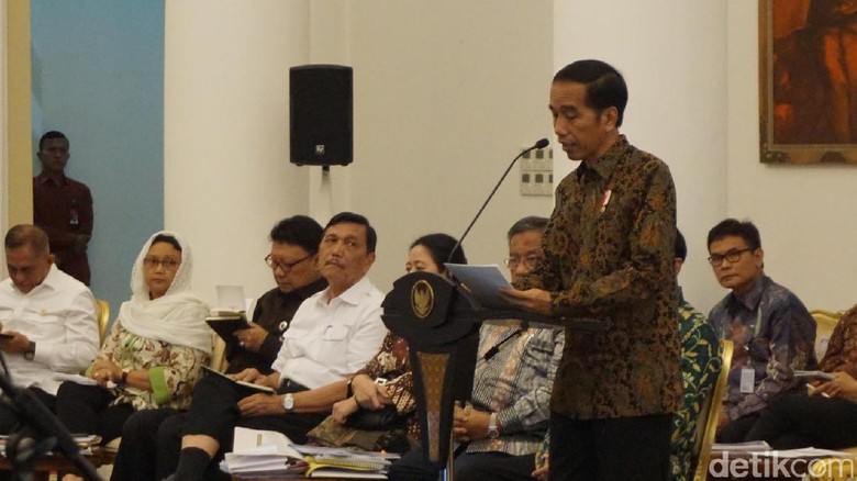 Penasaran Daya Beli Turun, Jokowi Panggil 18 Menteri Penasaran Daya Beli Turun, Jokowi Panggil 18 Menteri