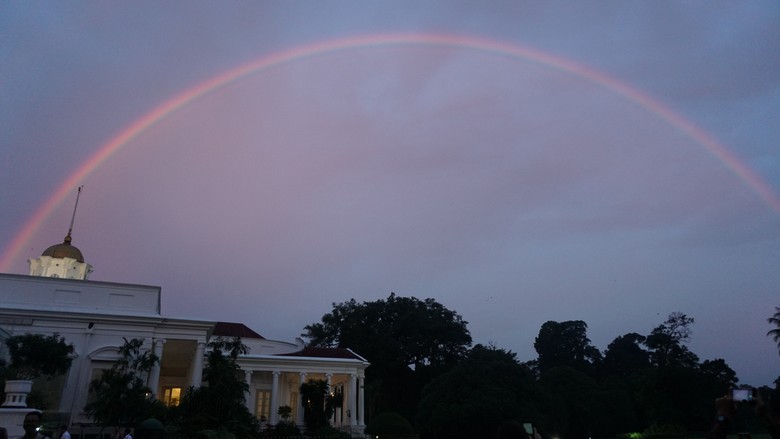 Saat Pelangi Muncul Pada Acara Buka Puasa Jokowi di Istana Bogor