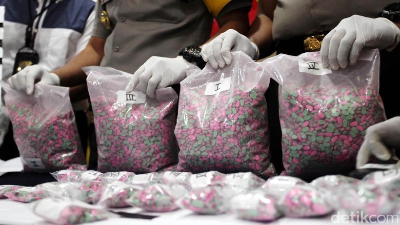 Polisi Tetapkan Pengemudi Mobil Pembawa Ekstasi Jadi Tersangka Polisi Tetapkan Pengemudi Mobil Pembawa Ekstasi Jadi Tersangka