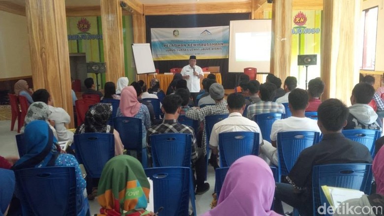 Pemkab Banyuwangi Beri Pelatihan Kewirausahaan di Jalur Wisata Pemkab Banyuwangi Beri Pelatihan Kewirausahaan di Jalur Wisata