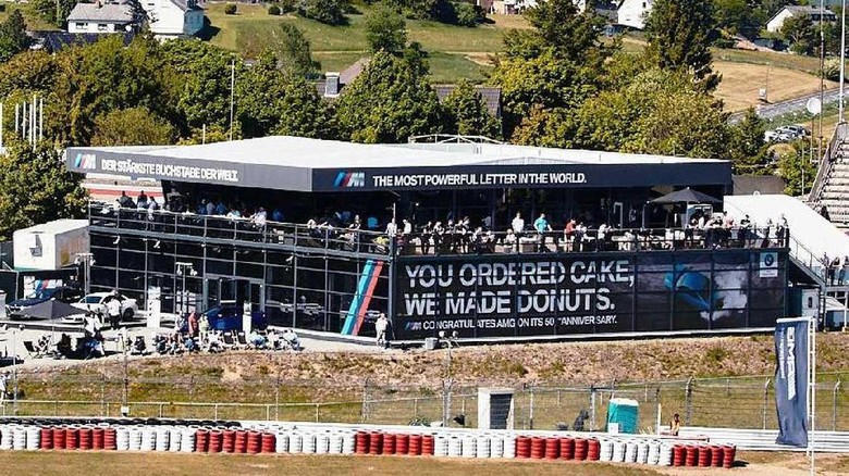 Ucapan Selamat Ulang Tahun dari BMW M untuk Mercedes-AMG Ucapan Selamat Ulang Tahun dari BMW M untuk Mercedes-AMG