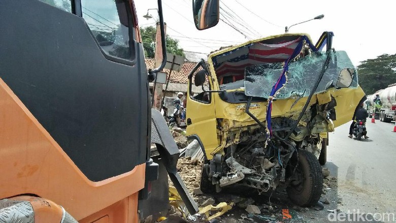 Truk Pengangkut Tanah dan Galon Ringsek setelah Tabrakan di Serang Truk Pengangkut Tanah dan Galon Ringsek setelah Tabrakan di Serang