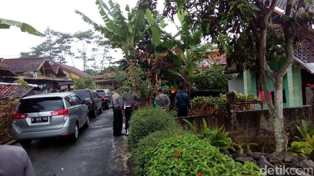 Densus olah TKP di rumah Ahmad Syukri di Garut.