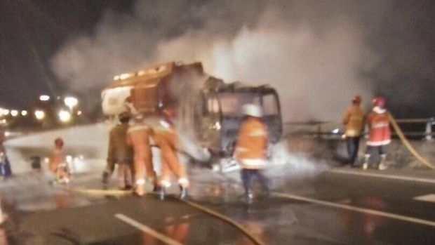 Truk Pengangkut BBM Terbakar di Tol Jatinegara Arah Cawang
