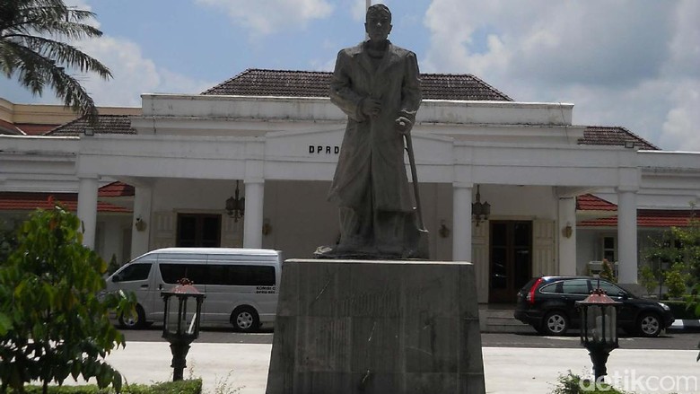 Penghasilan Bulanan Anggota DPRD DIY Naik Jadi Rp 70 Juta Penghasilan Bulanan Anggota DPRD DIY Naik Jadi Rp 70 Juta