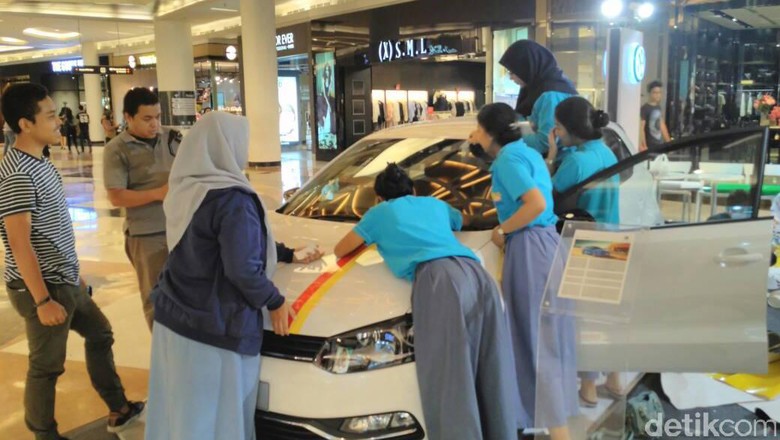 Ketika VW Polo Ditempeli Stiker oleh Pelajar dan Mahasiswa Ketika VW Polo Ditempeli Stiker oleh Pelajar dan Mahasiswa