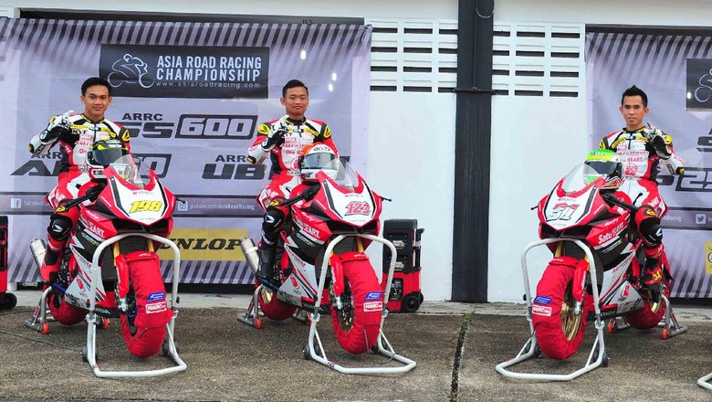 Antusiasme Gerry Salim cs di Suzuka Usai Sesi-Sesi Latihan Antusiasme Gerry Salim cs di Suzuka Usai Sesi-Sesi Latihan