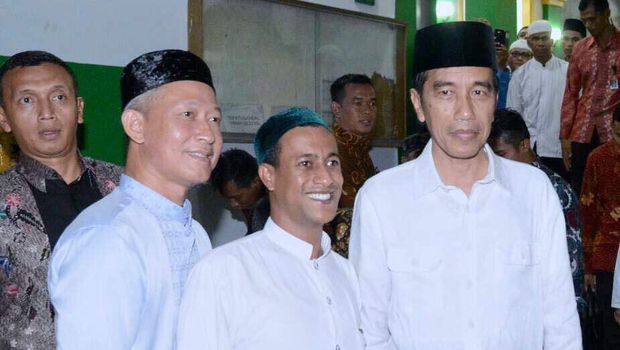 Tarawih Bersama Warga, Jokowi Sampaikan Pesan Saling 