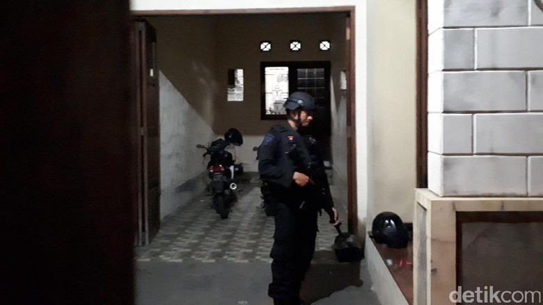 KPK Geledah Rumah Ketua Komisi B DPRD Jatim KPK Geledah Rumah Ketua Komisi B DPRD Jatim