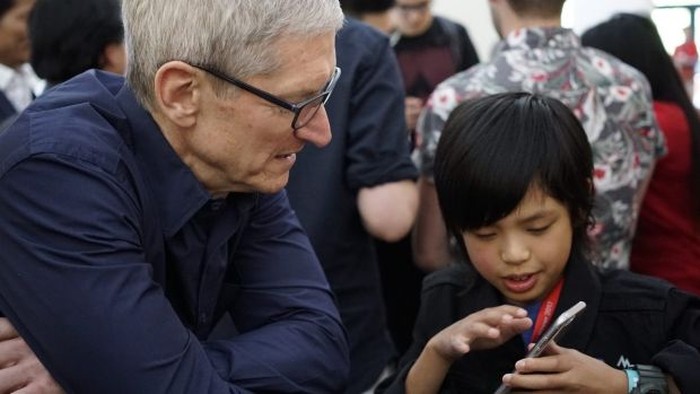 Yuma Soerianto memperlihatkan aplikasi buatannya ke Tim Cook (Foto: Sydney Morning Herald) Yuma Soerianto memperlihatkan aplikasi buatannya ke Tim Cook (Foto: Sydney Morning Herald)