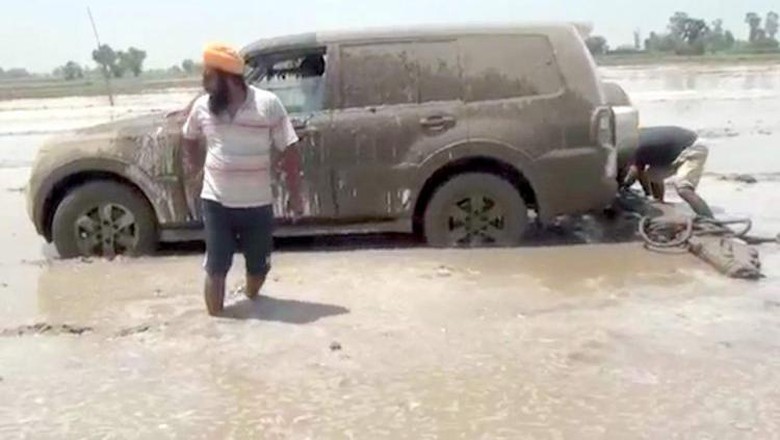 Viral! Mobil SUV Dipakai Buat Membajak Sawah Viral! Mobil SUV Dipakai Buat Membajak Sawah