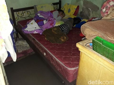 Banjir menggenangi rumah warga di Kecamatan Paseh, Bandung.