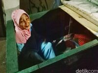 Kisah Nenek Eti, Manusia 'Gerobak' Sebatang Kara di Bandung