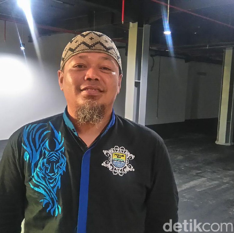 Kisah Yana Umar Sang Dirigen Viking Persib yang Kini Berhijrah Kisah Yana Umar Sang Dirigen Viking Persib yang Kini Berhijrah