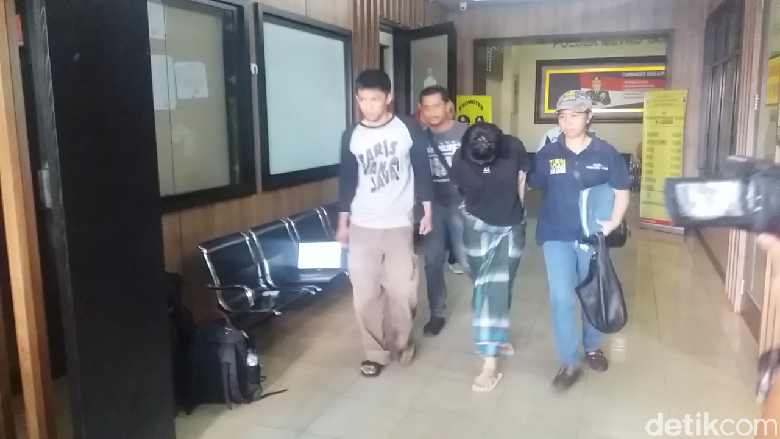 Bersarung, Begini Penampakan VM yang Nyaris Bugil Saat Dibawa ke RS Bersarung, Begini Penampakan VM yang Nyaris Bugil Saat Dibawa ke RS