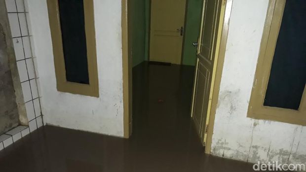 Banjir menggenangi rumah warga di Kecamatan Paseh, Bandung.