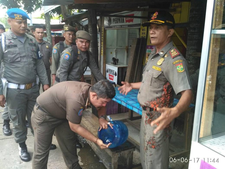 Tak Terima Dirazia, Pemilik Warung Makan Siram Sambal ke Satpol PP Tak Terima Dirazia, Pemilik Warung Makan Siram Sambal ke Satpol PP