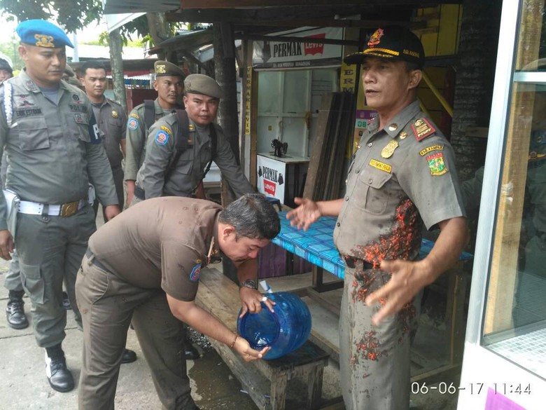 Tak Terima Dirazia, Pemilik Warung Makan Siram Sambal ke Satpol PP