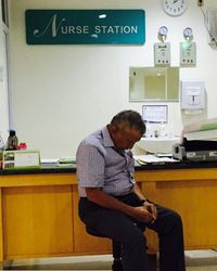 Amien Rais tertunduk di rumah sakit. 