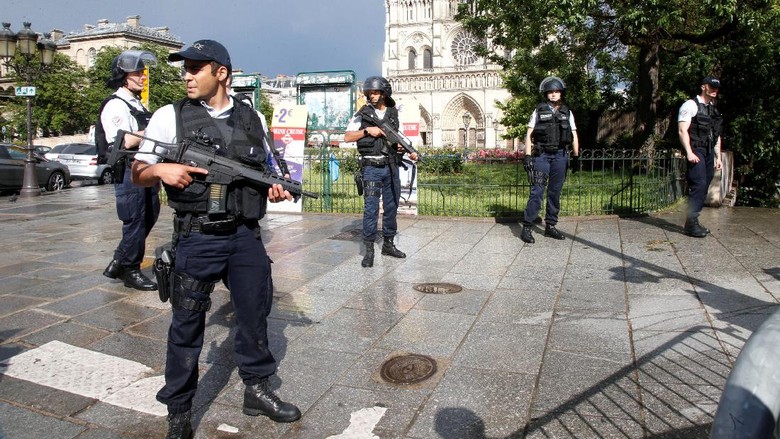 Hendak Diserang Pakai Palu, Polisi Tembak Seorang Pria di Paris Hendak Diserang Pakai Palu, Polisi Tembak Seorang Pria di Paris