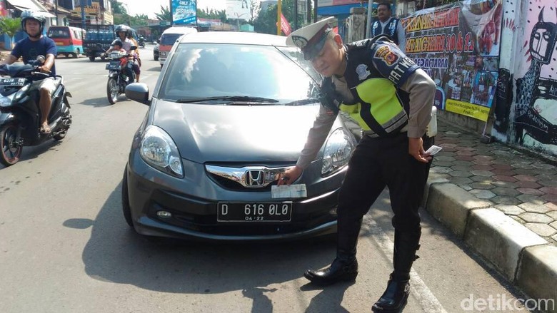 Pakai Pelat Nomor Palsu Gigolo, Pengendara Mobil Ditilang Pakai Pelat Nomor Palsu Gigolo, Pengendara Mobil Ditilang