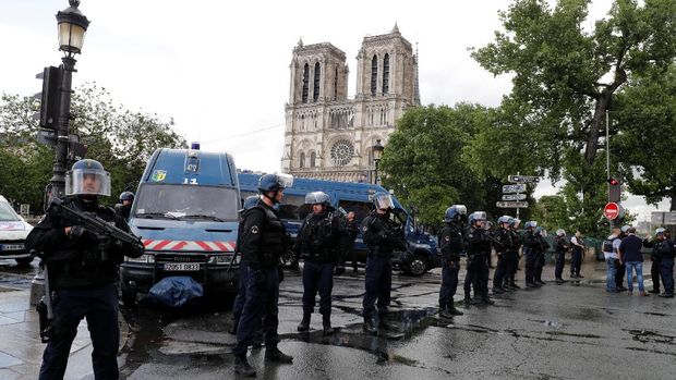 Polisi Prancis berjaga di luar Notre Dame