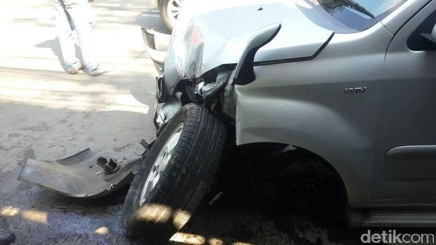  Sebuah mobil Nissan Terios menabrak plang kedai kopi yang berada di Jalan Warung Buncit, Jakarta Selatan. Plang depan kedai kopi jatuh, mobil itu pun ringsek.