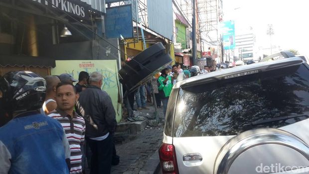  Sebuah mobil Nissan Terios menabrak plang kedai kopi yang berada di Jalan Warung Buncit, Jakarta Selatan. Plang depan kedai kopi jatuh, mobil itu pun ringsek.