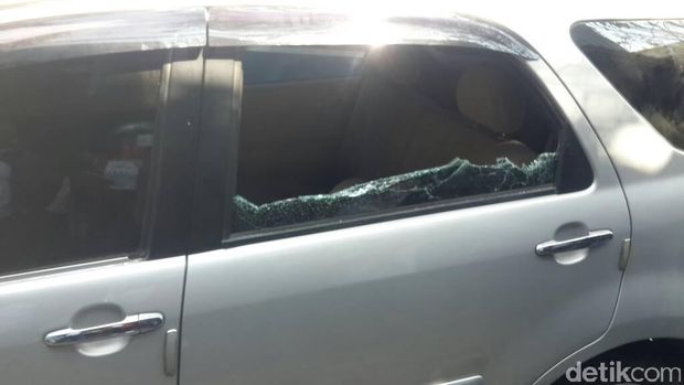  Sebuah mobil Nissan Terios menabrak plang kedai kopi yang berada di Jalan Warung Buncit, Jakarta Selatan. Plang depan kedai kopi jatuh, mobil itu pun ringsek.