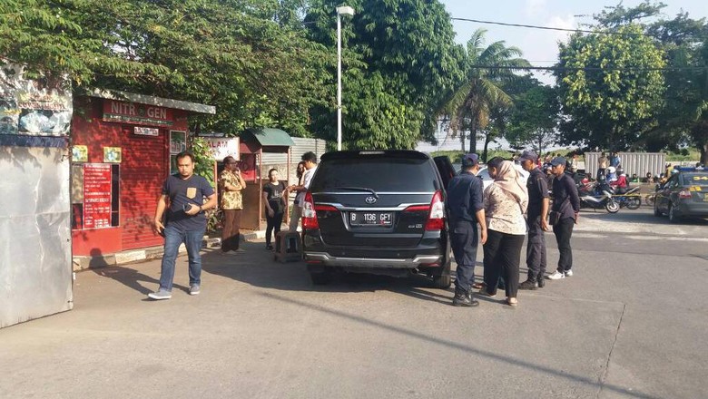 Penampakan Mobil Korban Penembakan Siang Bolong di Cengkareng
