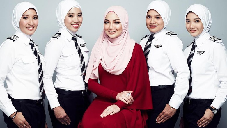 Pilot wanita berhijab maskapai AirAsia (Naelofar Hijab/Instagram) Pilot wanita berhijab maskapai AirAsia (Naelofar Hijab/Instagram)