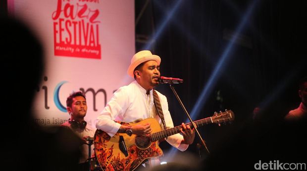 Penampilan Glenn Fredly di Ramadan Jazz Festival 2017.