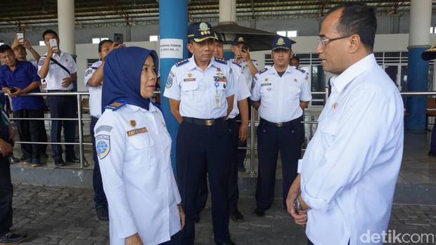  Menteri Perhubungan Budi Karya Sumadi mengunjungi Terminal Indihiang, Tasikmalaya,