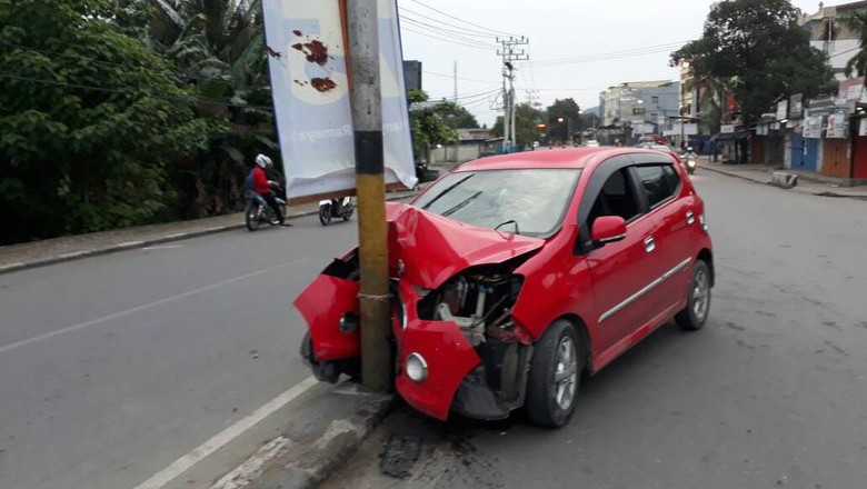 Diduga Mabuk, Pengemudi Mobil Tabrak Tiang Listrik di Abepura