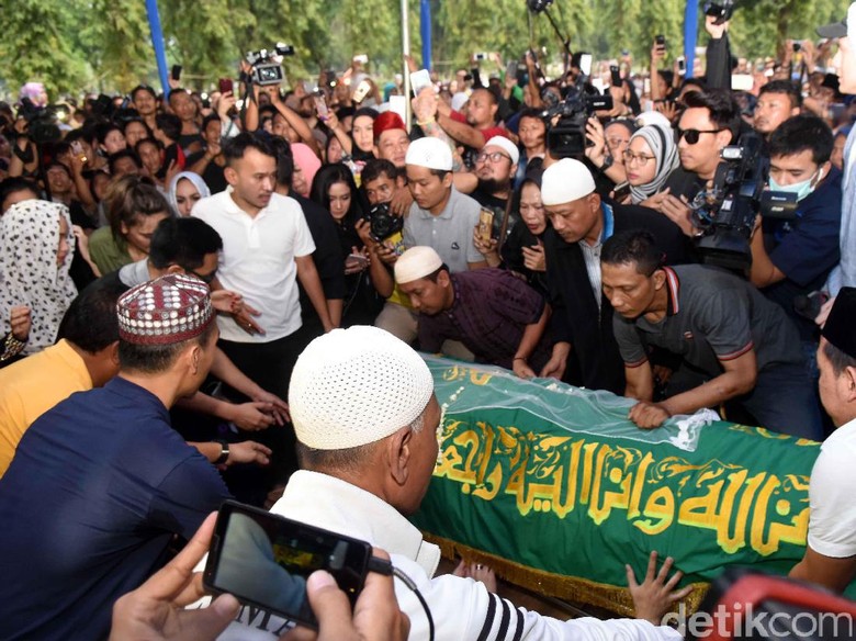Anggota DPR Venna Melinda Beri Penghormatan Terakhir untuk Jupe Anggota DPR Venna Melinda Beri Penghormatan Terakhir untuk Jupe