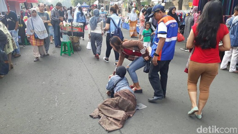 2 Jam Mengemis Modus Ngesot di HI, Aldriana Raup Rp 249 Ribu 2 Jam Mengemis Modus Ngesot di HI, Aldriana Raup Rp 249 Ribu