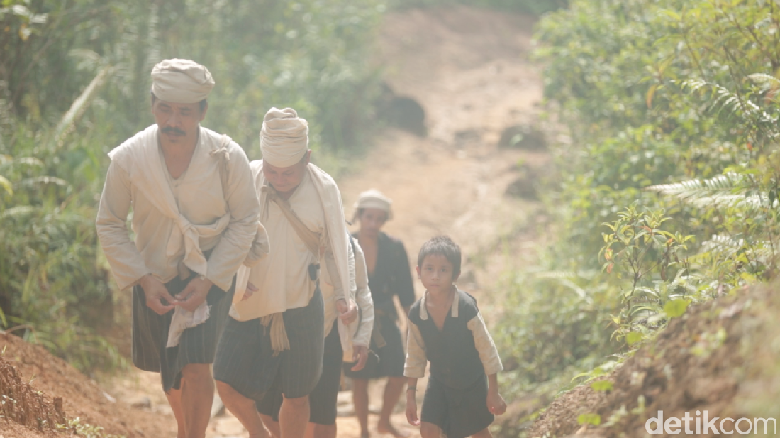 Saat Orang Baduy Penasaran soal Miryam e-KTP Saat Orang Baduy Penasaran soal Miryam e-KTP