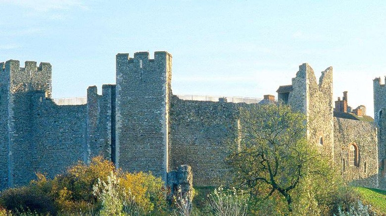 Kastil Framlingham, yang muncul dalam video clip Castle on the Hill (Youtube) Kastil Framlingham, yang muncul dalam video clip Castle on the Hill (Youtube)