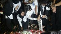 Nyekar ke Makam Suami, Ririn Ekawati Ucapkan Kata-kata Menyayat Hati