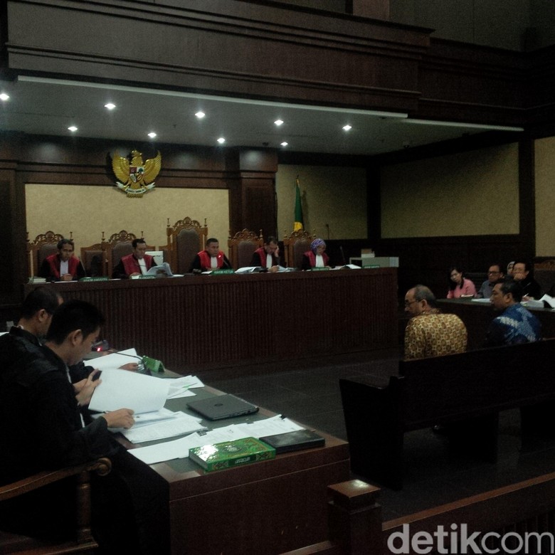 Saksi Akui Patrialis Berikan Draf Putusan Uji Materi di Tempat Golf Saksi Akui Patrialis Berikan Draf Putusan Uji Materi di Tempat Golf