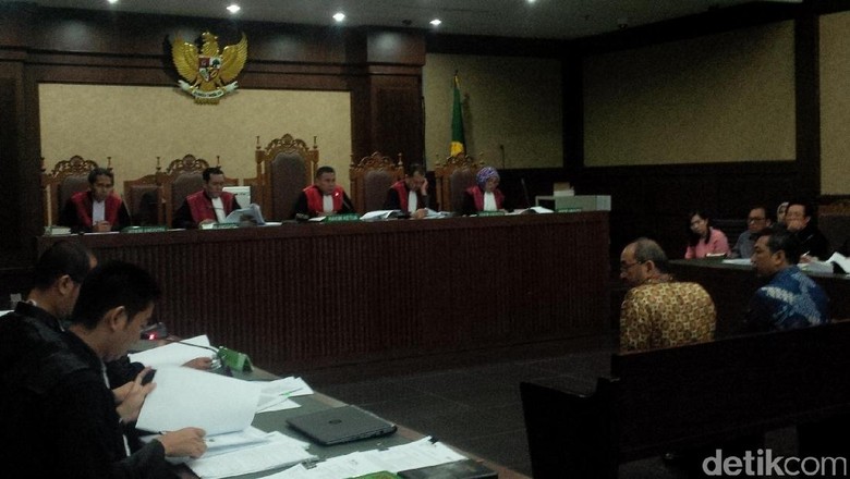 Saksi Dicecar soal Sewa Hotel yang Dipakai Patrialis di Batam Saksi Dicecar soal Sewa Hotel yang Dipakai Patrialis di Batam