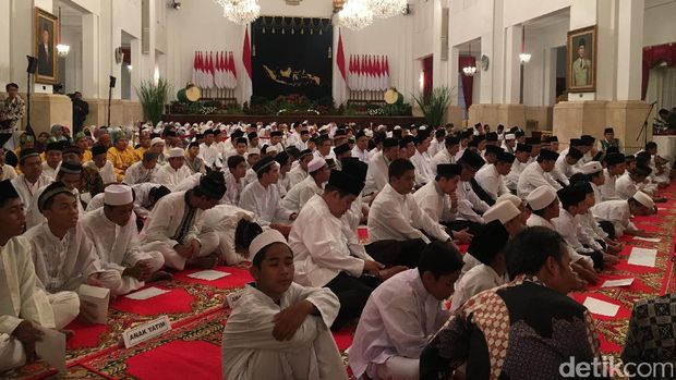 Presiden Jokowi buka puasa dengan anak yatim piatu di Istana / 