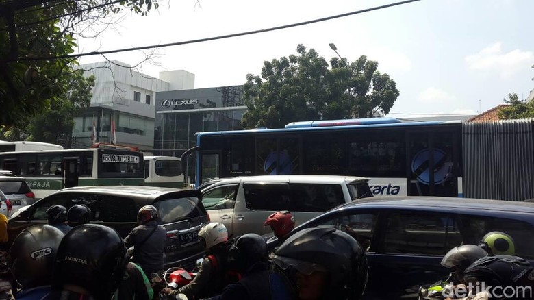Perjuangan 2 Jam Menembus Horor Macet Warung Buncit-Kuningan Perjuangan 2 Jam Menembus Horor Macet Warung Buncit-Kuningan