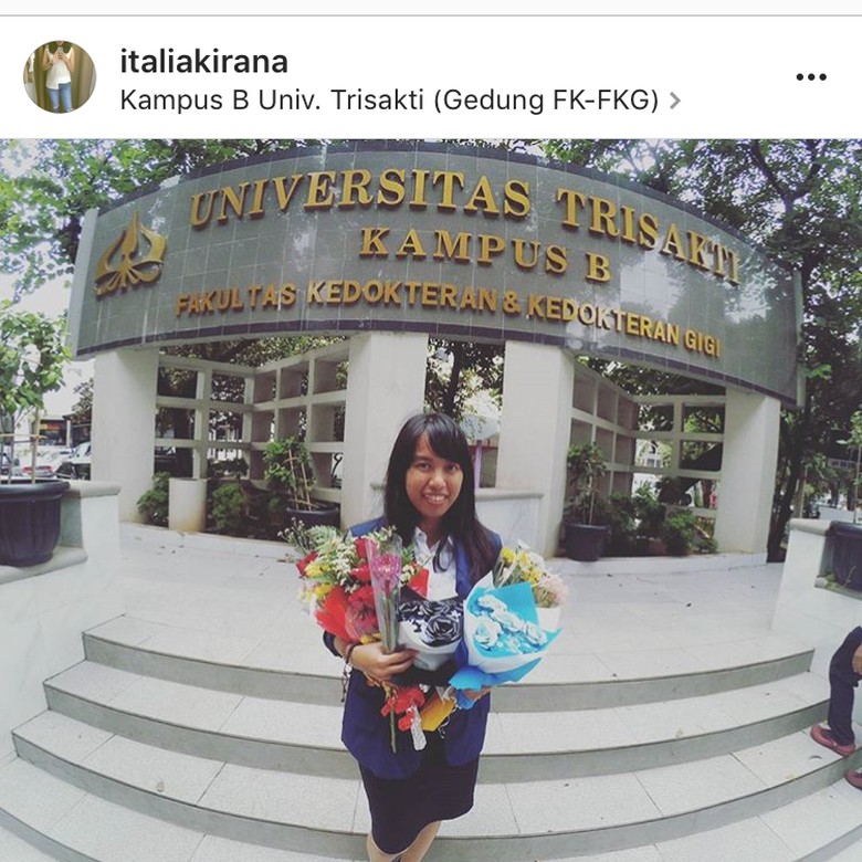 Helm Diduga Milik Pelaku Tertinggal di Lokasi Penembakan Italia Helm Diduga Milik Pelaku Tertinggal di Lokasi Penembakan Italia